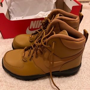 NEW Nike Manoa Boots